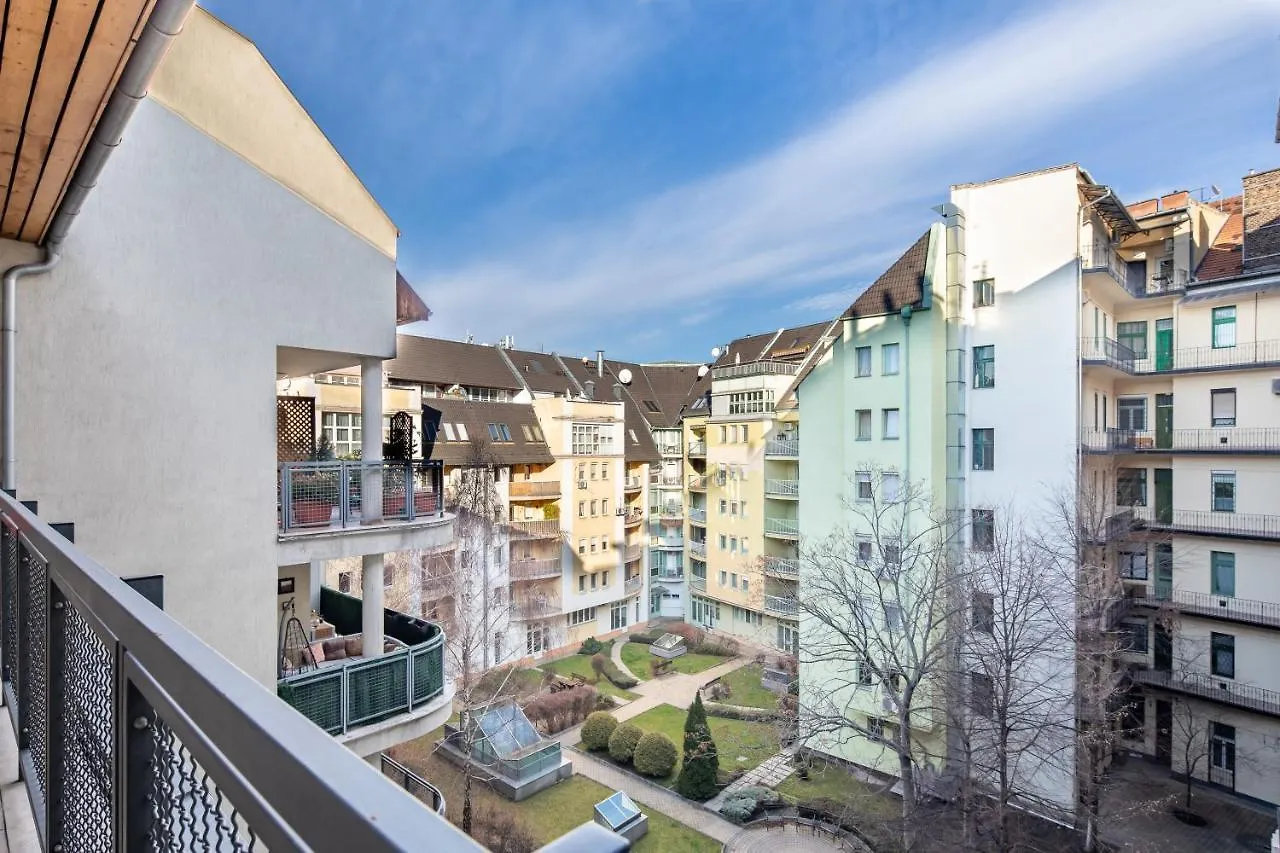 Two Bedrooms Apartment With Free Garage In The Downtown Budapeşte